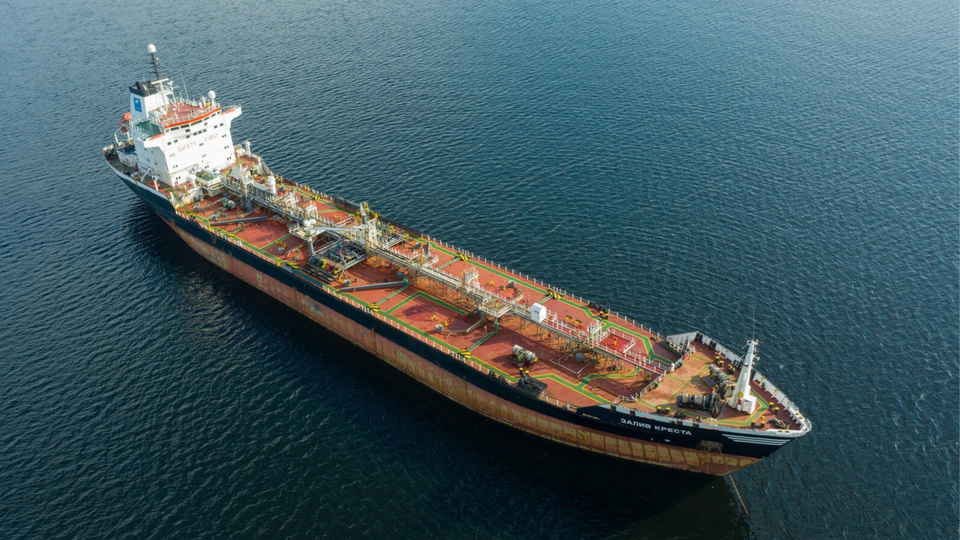 Из-за санкций: Танкеры с российской нефтью неделями ждут у берегов Индии и Китая