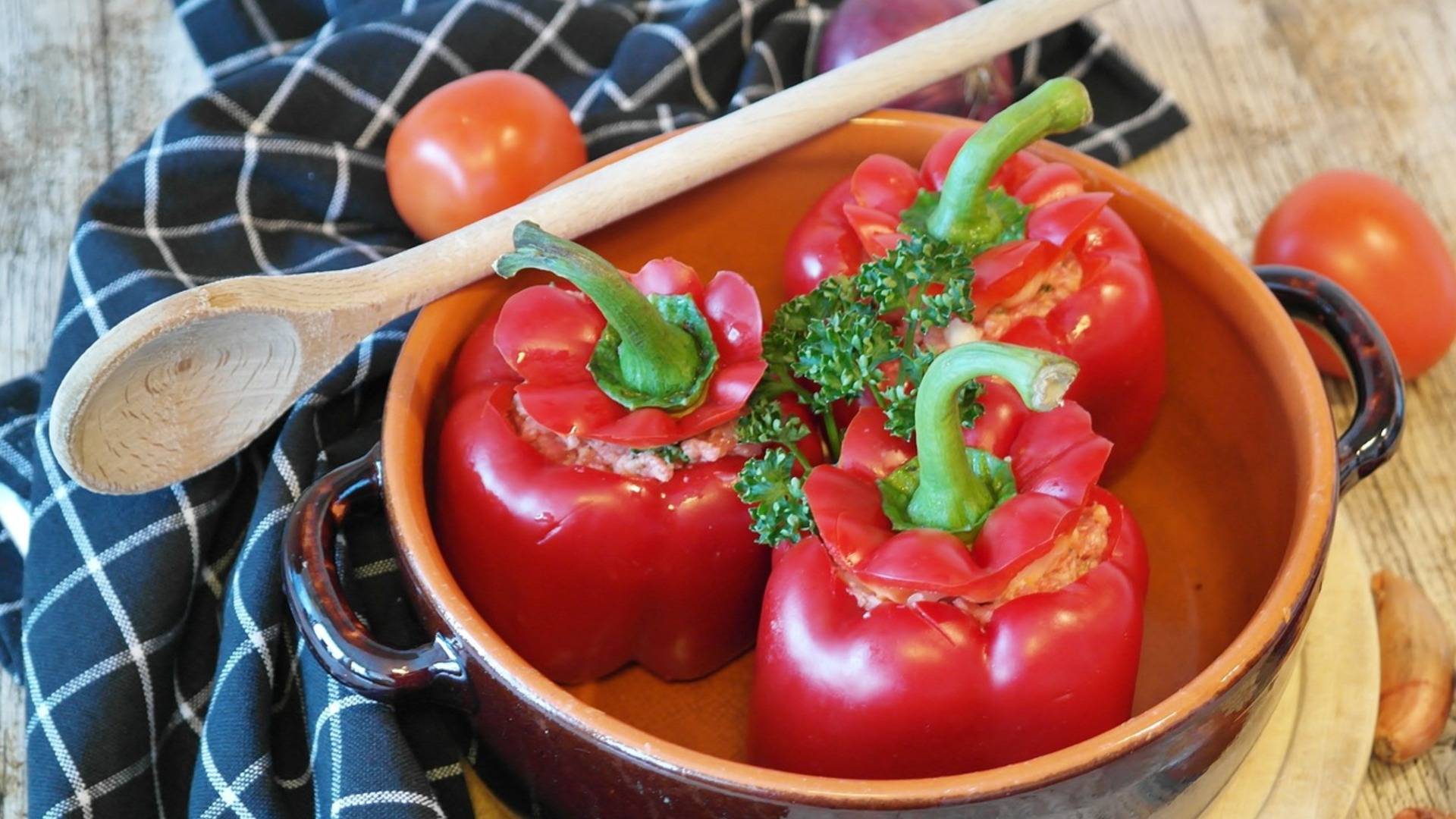 Эти нежирные перцы с рисом также понравятся нашим хищникам.