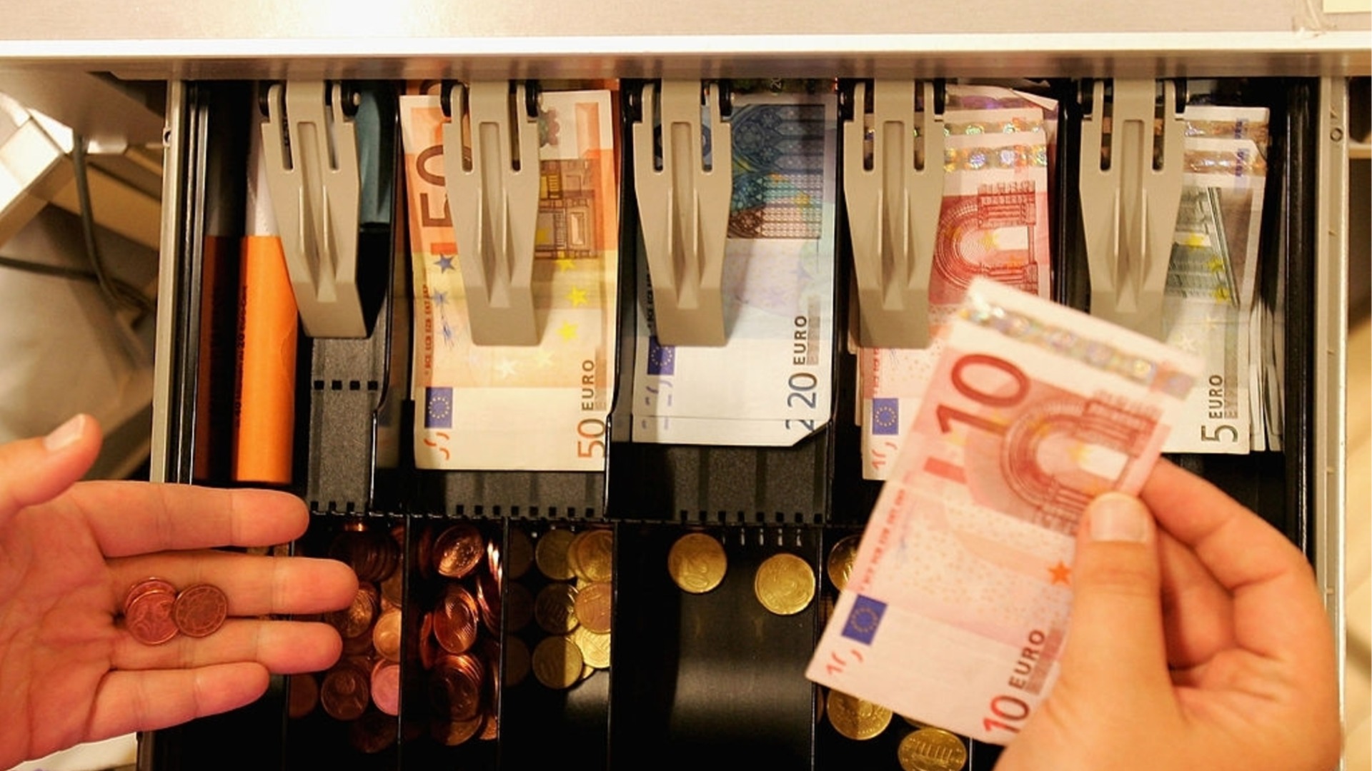 Торговец пожаловался: Нас принимают как банк - за небольшую покупку платят 100 лв.