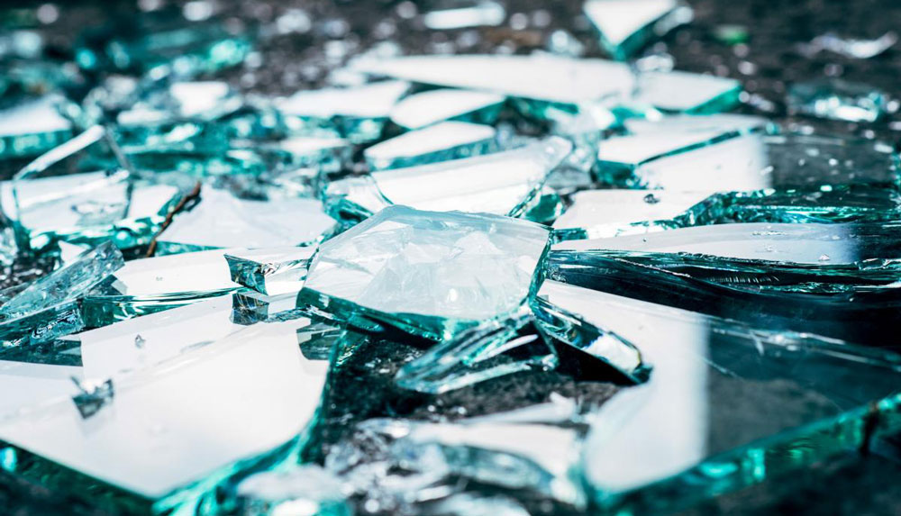 В Тернополе агрессивный мужчина вошел в аптеку и разбил стекло