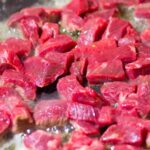 Даже жареное мясо растает во рту, если смазать его этой смесью.