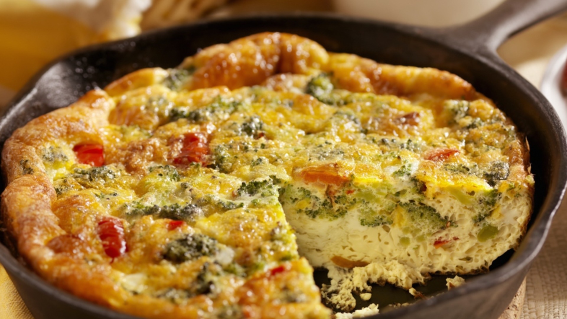 В начале или в конце приготовления: Когда солить омлет?