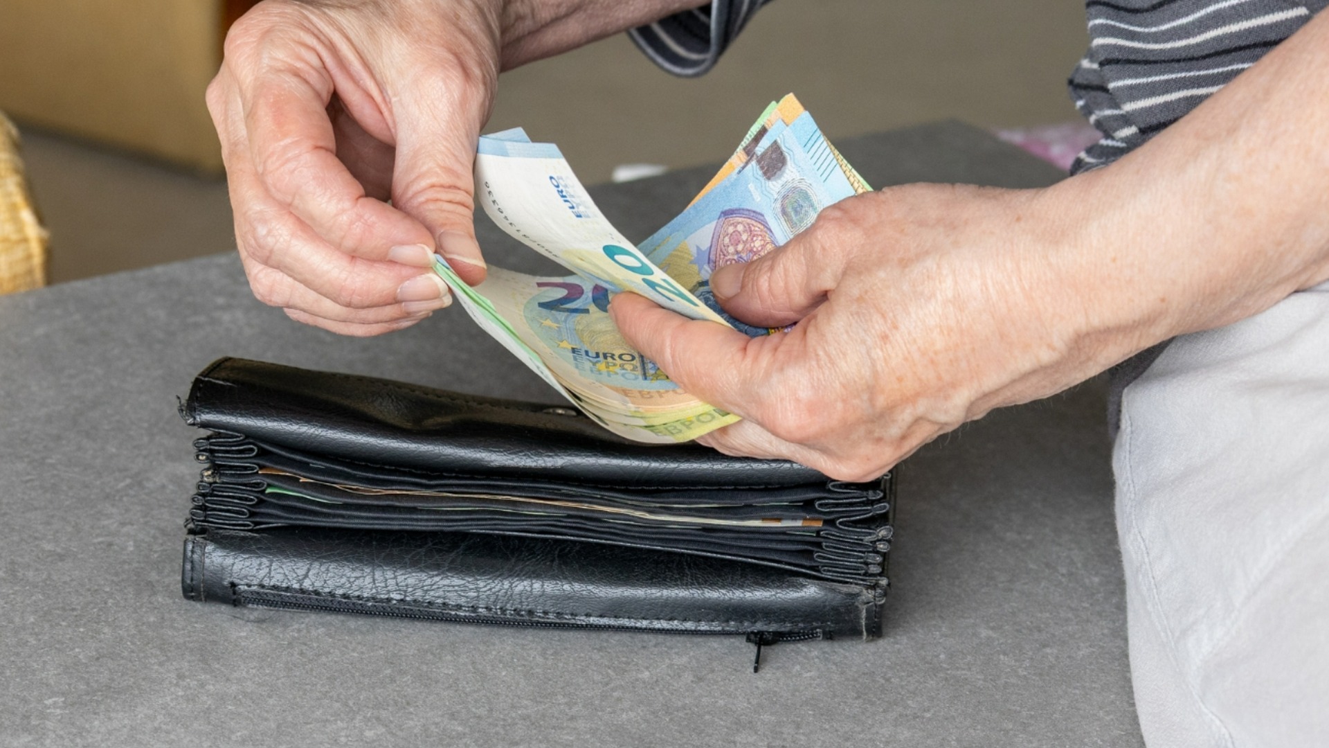 Как первые зарплаты и пенсии в евро повлияют на торговлю: взгляд отрасли