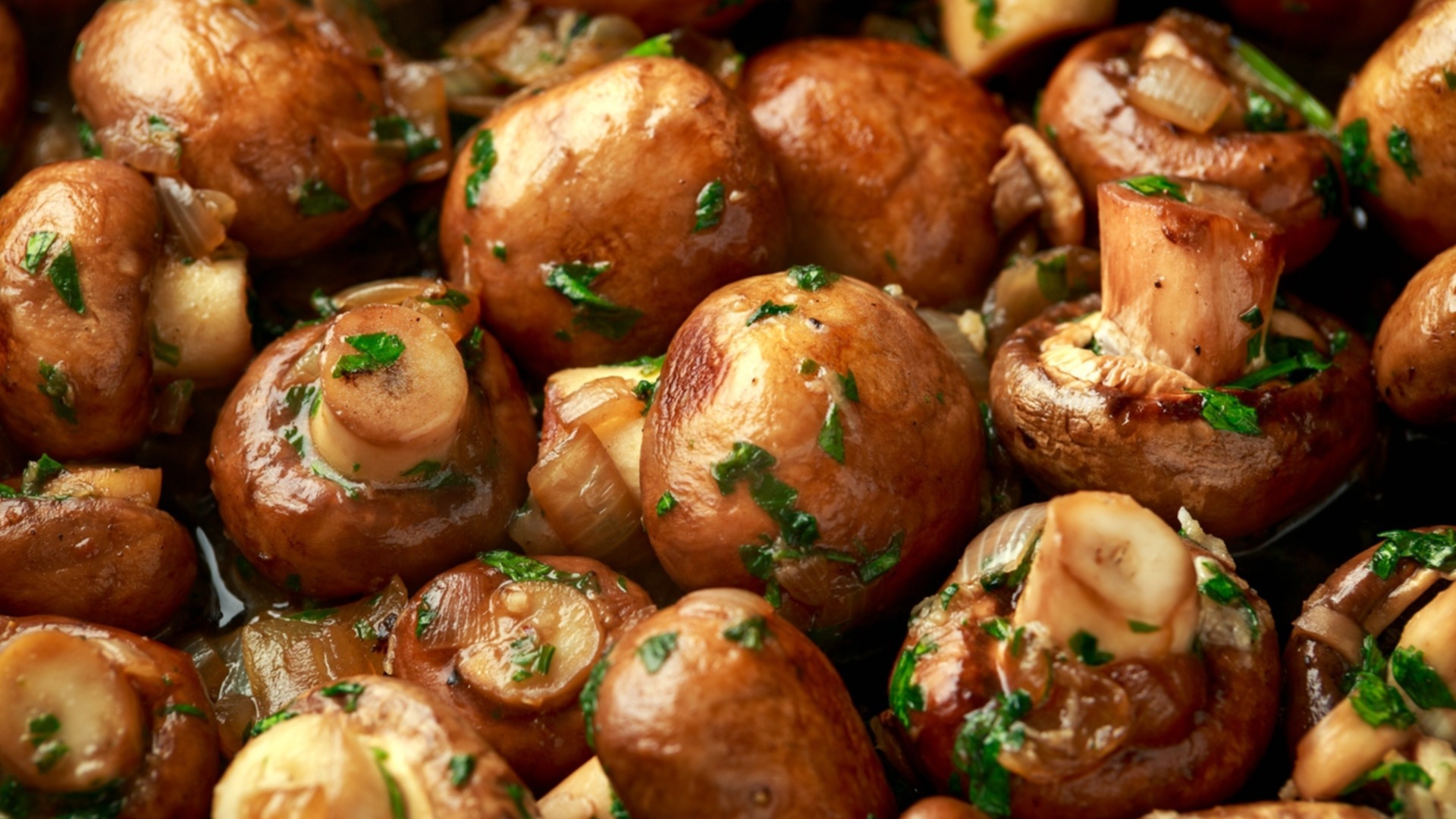 Как приготовить вкуснейшие жареные грибы с маслом и луком