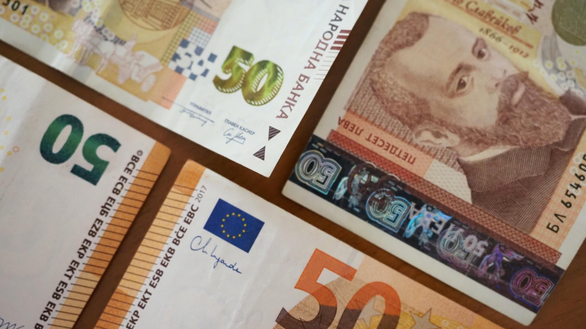 Ассоциация банков: Комиссия за обмен левов не взимается, разницы между клиентом и неклиентом нет