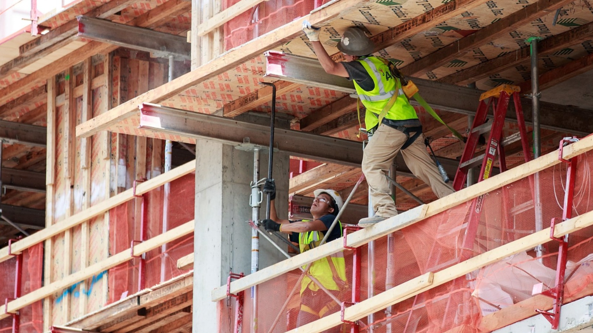 Административные правонарушения, люди без контракта и опасная среда: как работодатели нарушали закон в 2025 году.