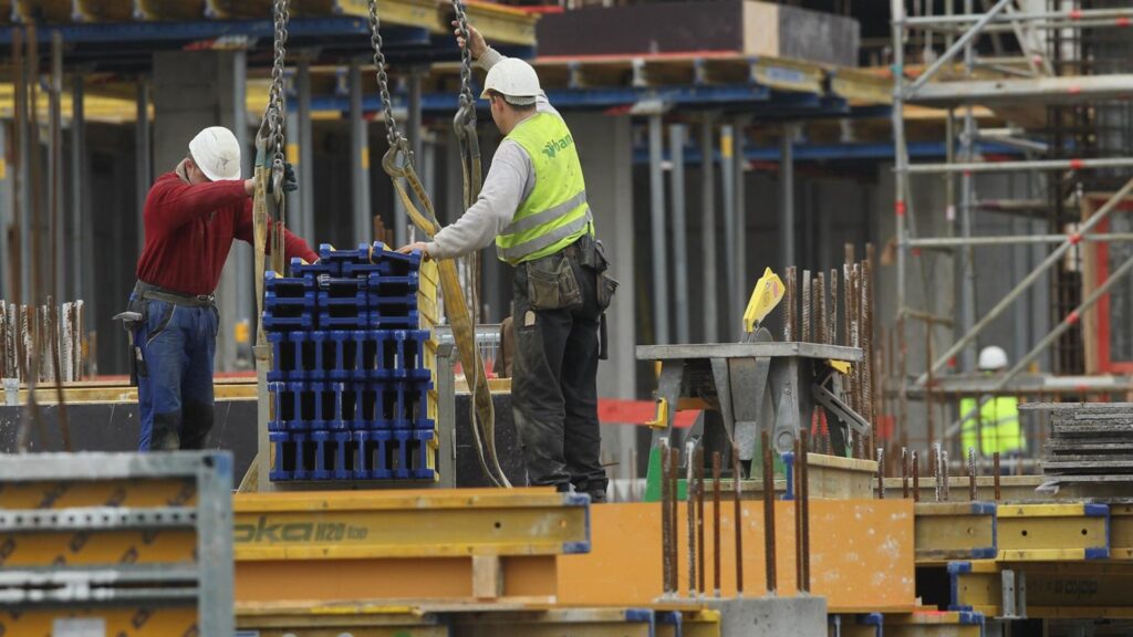 Десятки тысяч останутся без работы в 2026 году, бизнес ищет строителей, учителей и врачей