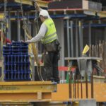 Десятки тысяч останутся без работы в 2026 году, бизнес ищет строителей, учителей и врачей