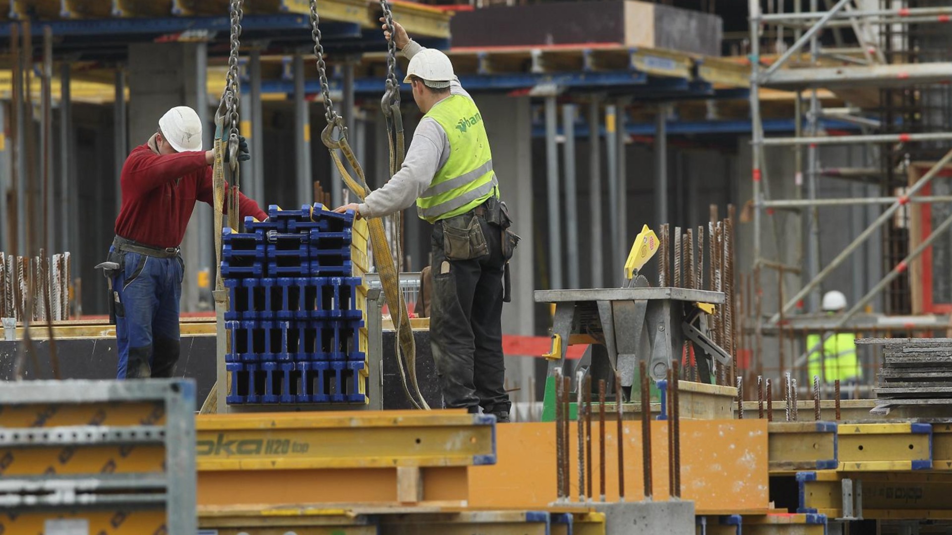 Десятки тысяч останутся без работы в 2026 году, бизнес ищет строителей, учителей и врачей