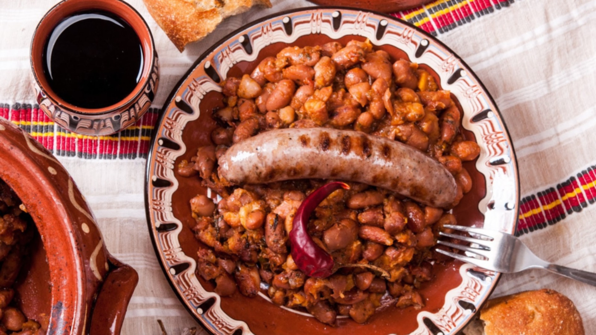 Фасоль запеченная с колбасой – это уже настоящая классика.