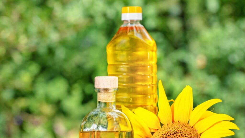 7 неожиданных способов применения растительного масла в саду