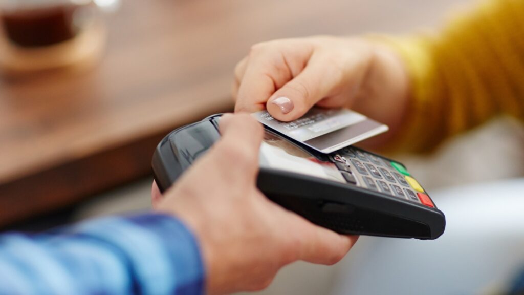 Звонок от торговцев: На день-два сделайте упор на оплату картой.