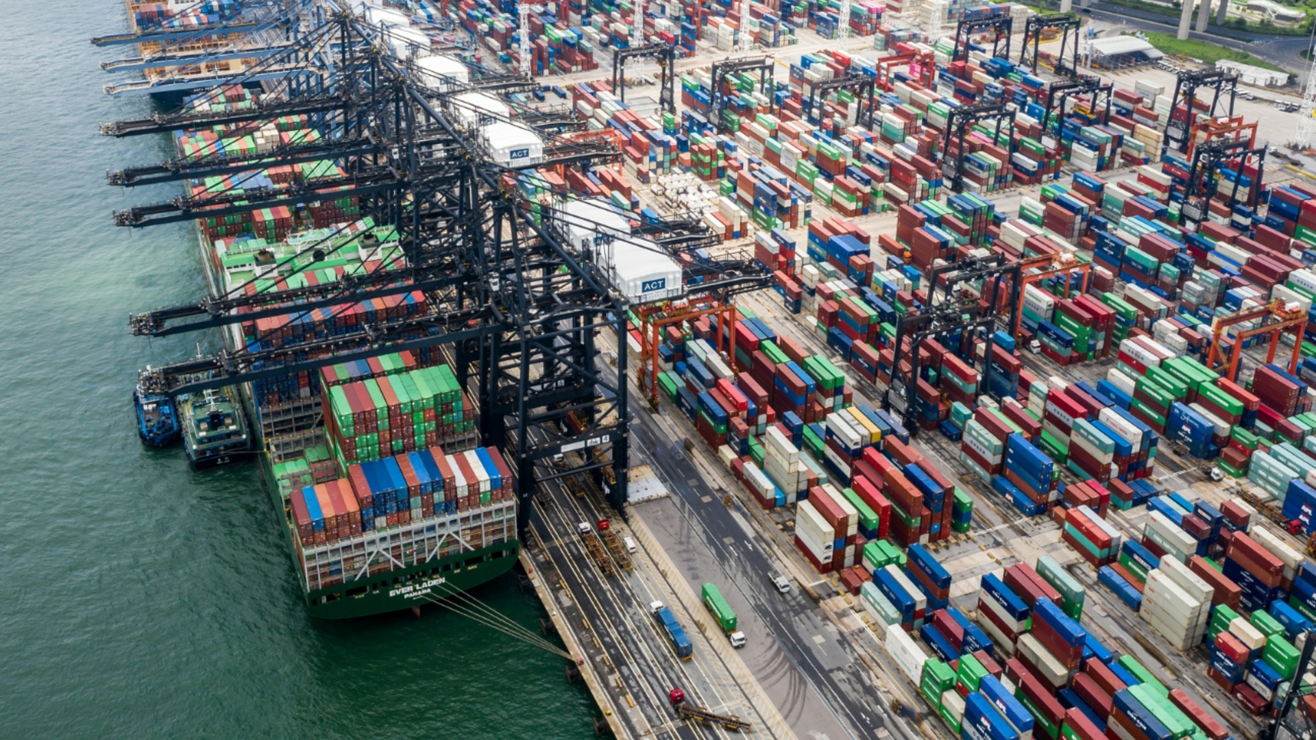 Торговый дефицит США сократился до самого низкого уровня за более чем 15 лет