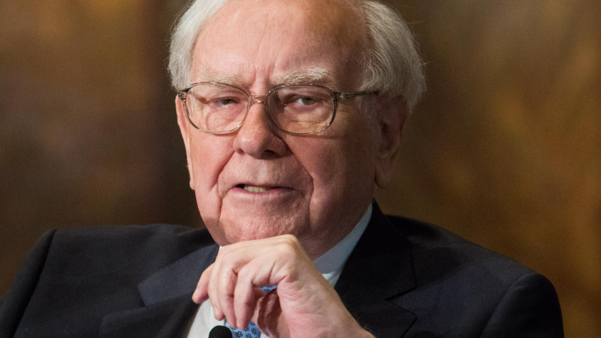 Уоррен Баффет бьет тревогу: искусственный интеллект подобен атомной бомбе