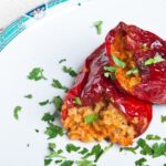 Фаршированные перцы под белым соусом – настоящая классика.