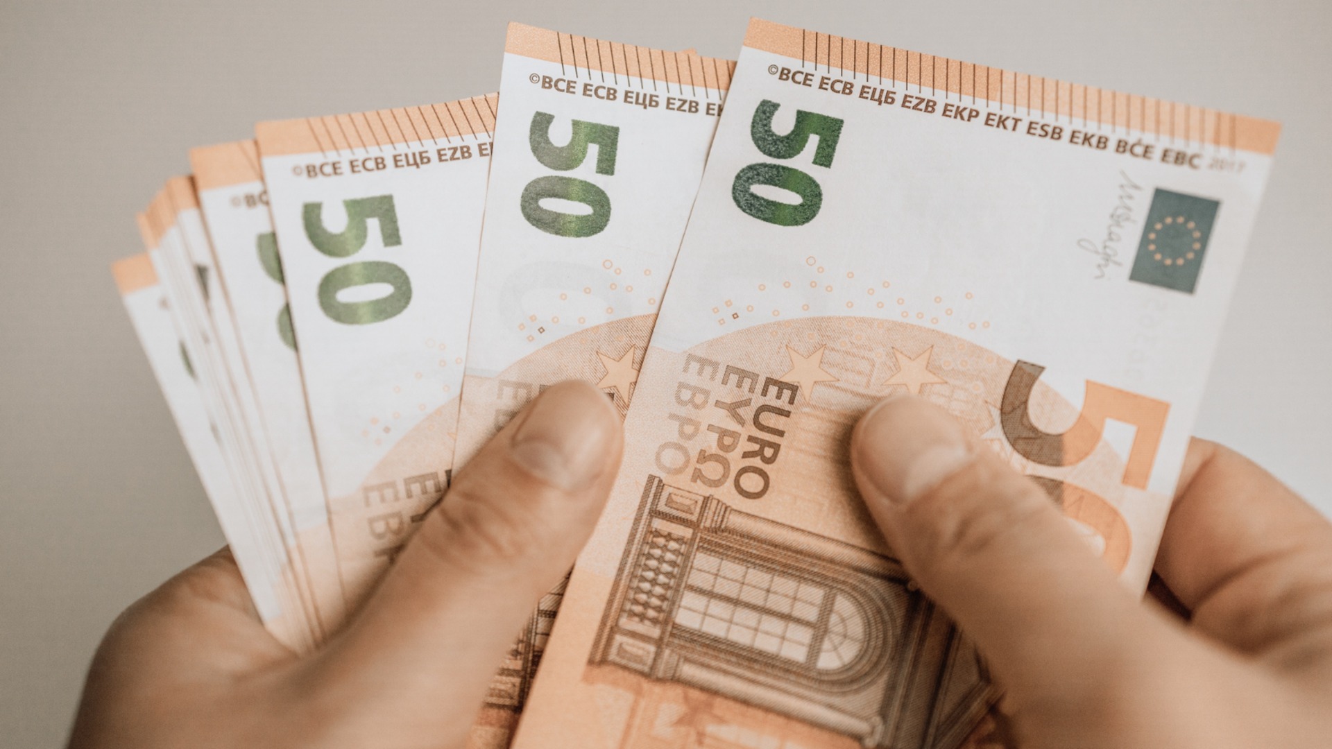 Эксперты: если вы заметили фальшивый евро, не тратьте его, вы становитесь преступником!