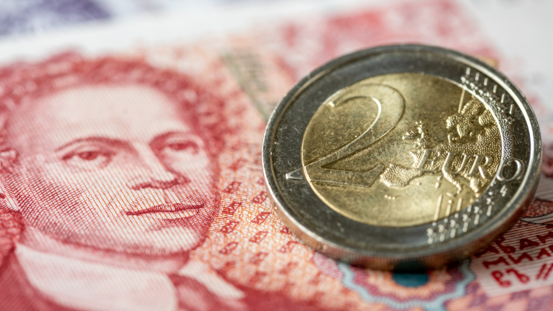 Болгарский лев, немецкая марка, французский франк: какие валюты еще обмениваются на евро и как долго?