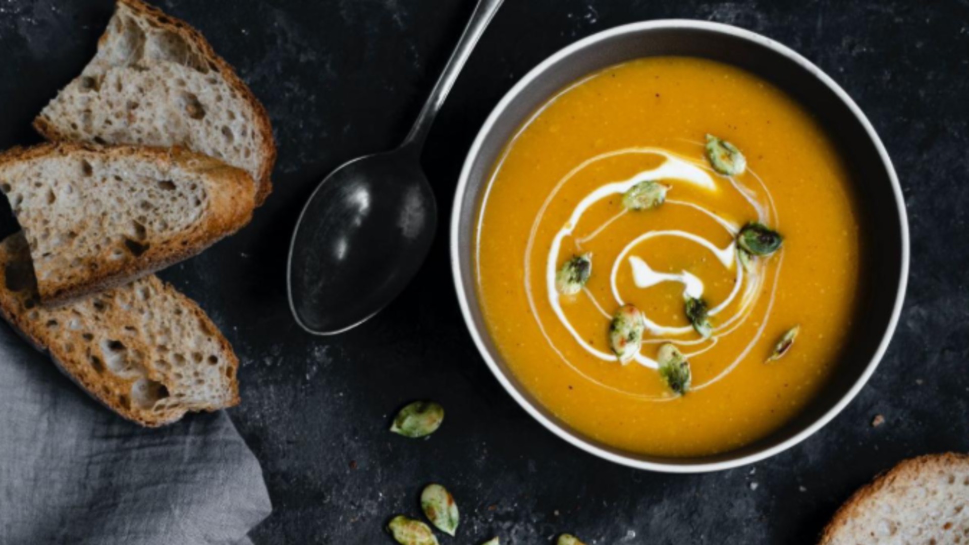 Легкий и невероятный крем-суп из сладкого картофеля – готов за 30 минут.