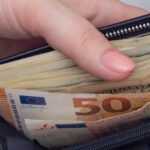 Сотням тысяч госслужащих в Германии повысили зарплату