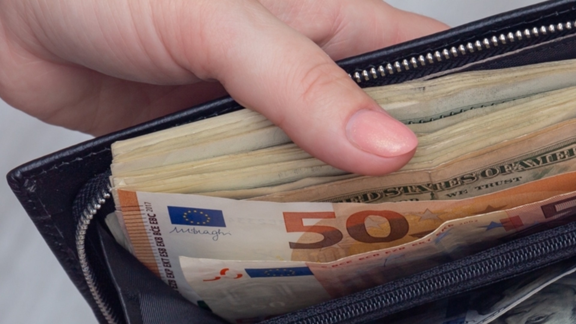 Сотням тысяч госслужащих в Германии повысили зарплату