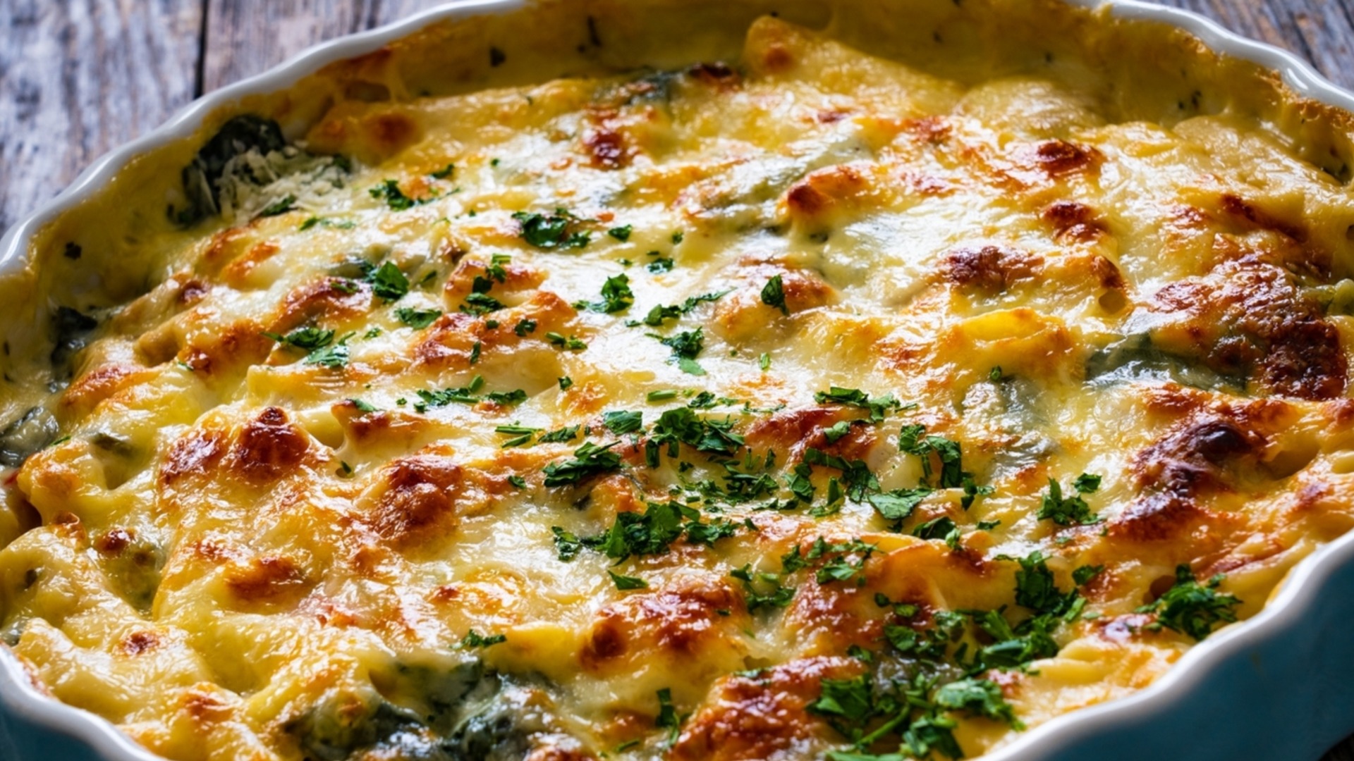 Эта запеканка из брокколи и картофеля одновременно полезна и очень вкусна.