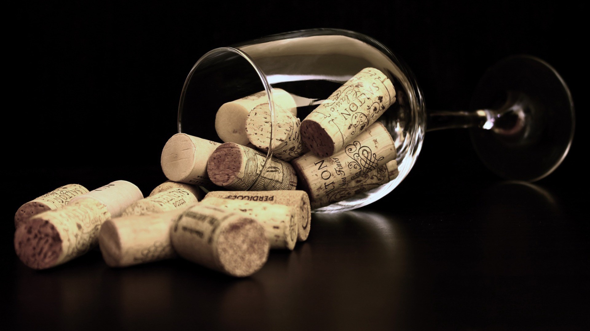 Не выбрасывайте их: как использовать пробки в саду