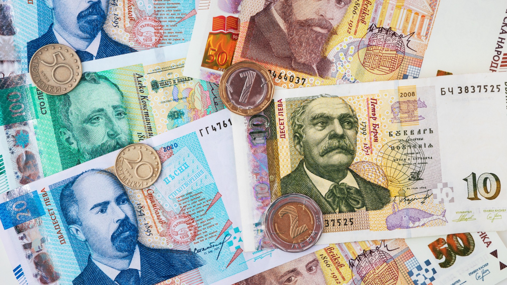 Тонны монет, выходящих из обращения, весят столько же, сколько Эйфелева башня. Именно столько стоят банкноты в миллиарды левов.