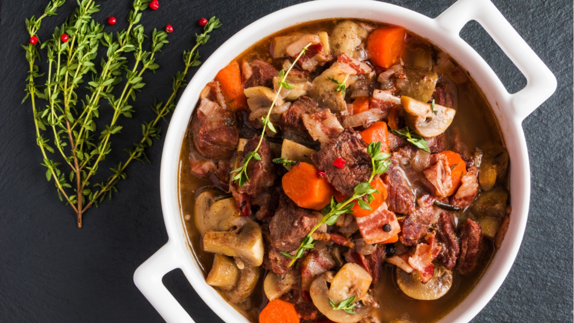 Эта свинина с картофелем и горошком идеальна холодными осенними вечерами.