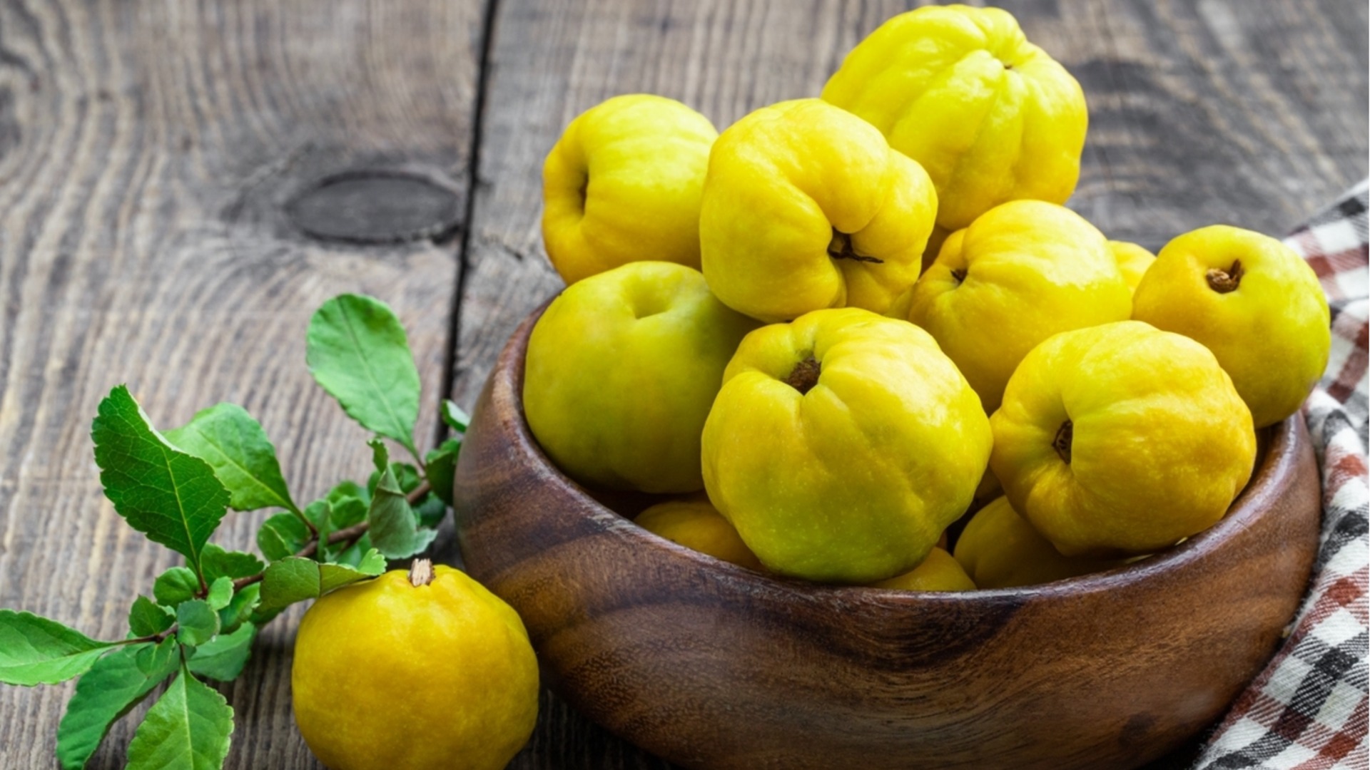 Золото осени: как приготовить домашний сок из айвы