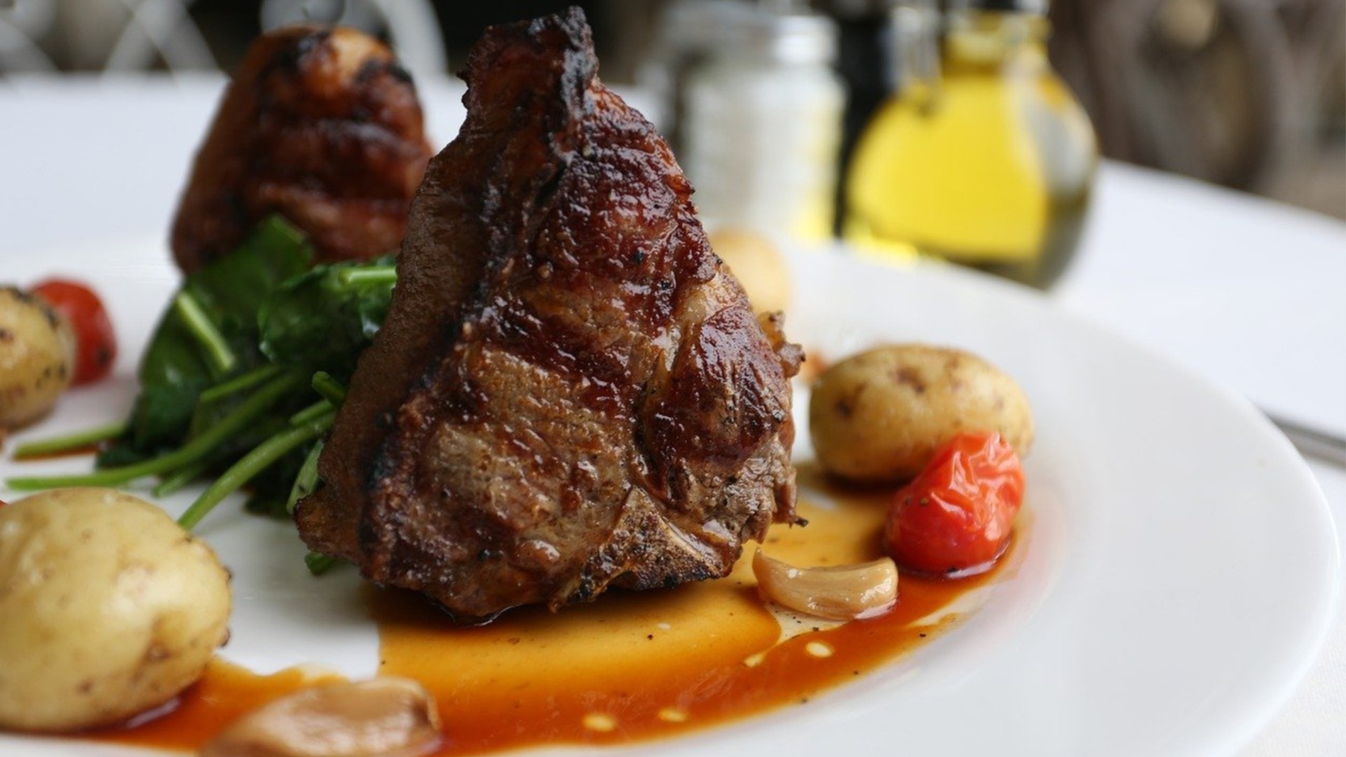 Этот уникальный соус для стейка готовится только из белого вина.