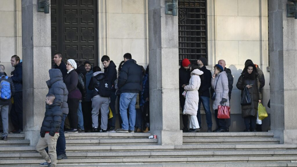 Перед БНБ образовалась очередь за первой коллекционной монетой евро