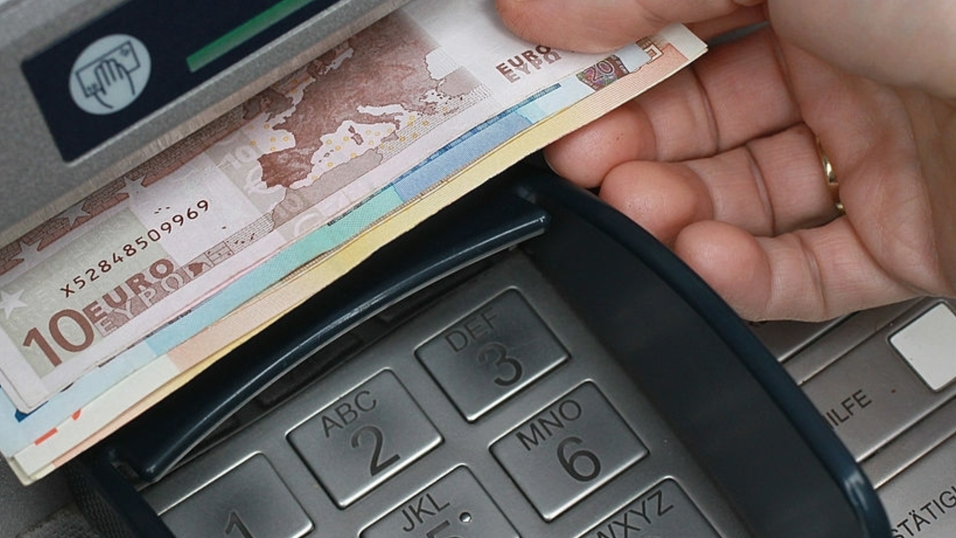 Когда повысят зарплаты в бюджетной сфере: Власти ответили