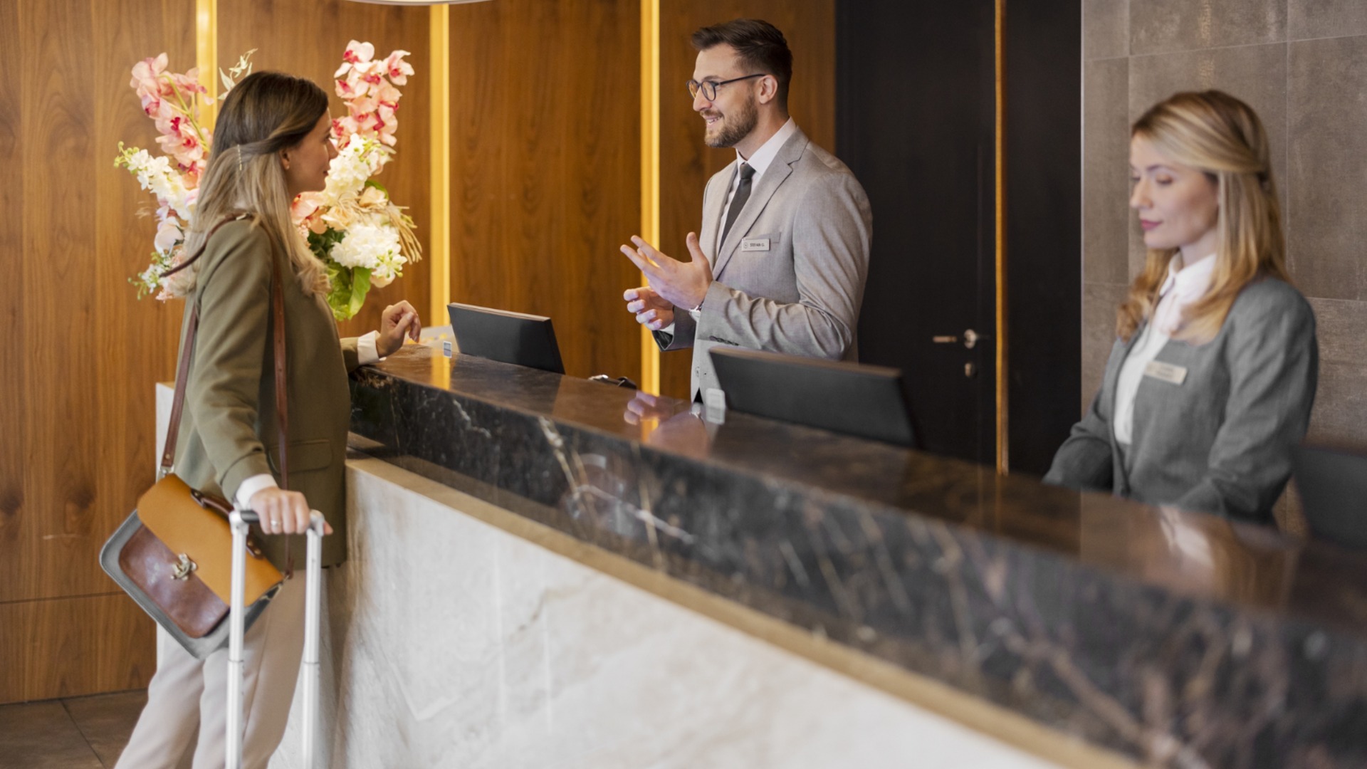 Отели без проблем с евро и с ростом цен: хотят нанять болгар, но желающих нет