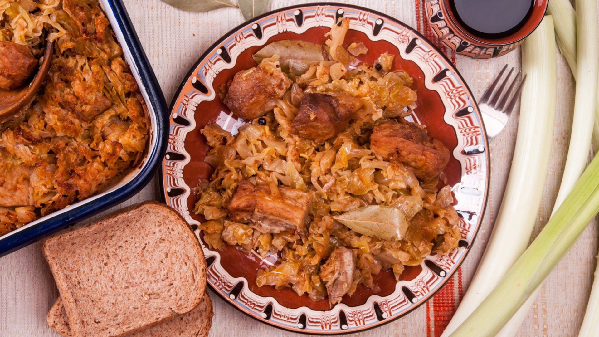 Как приготовить свинину со свежей капустой в горшочке