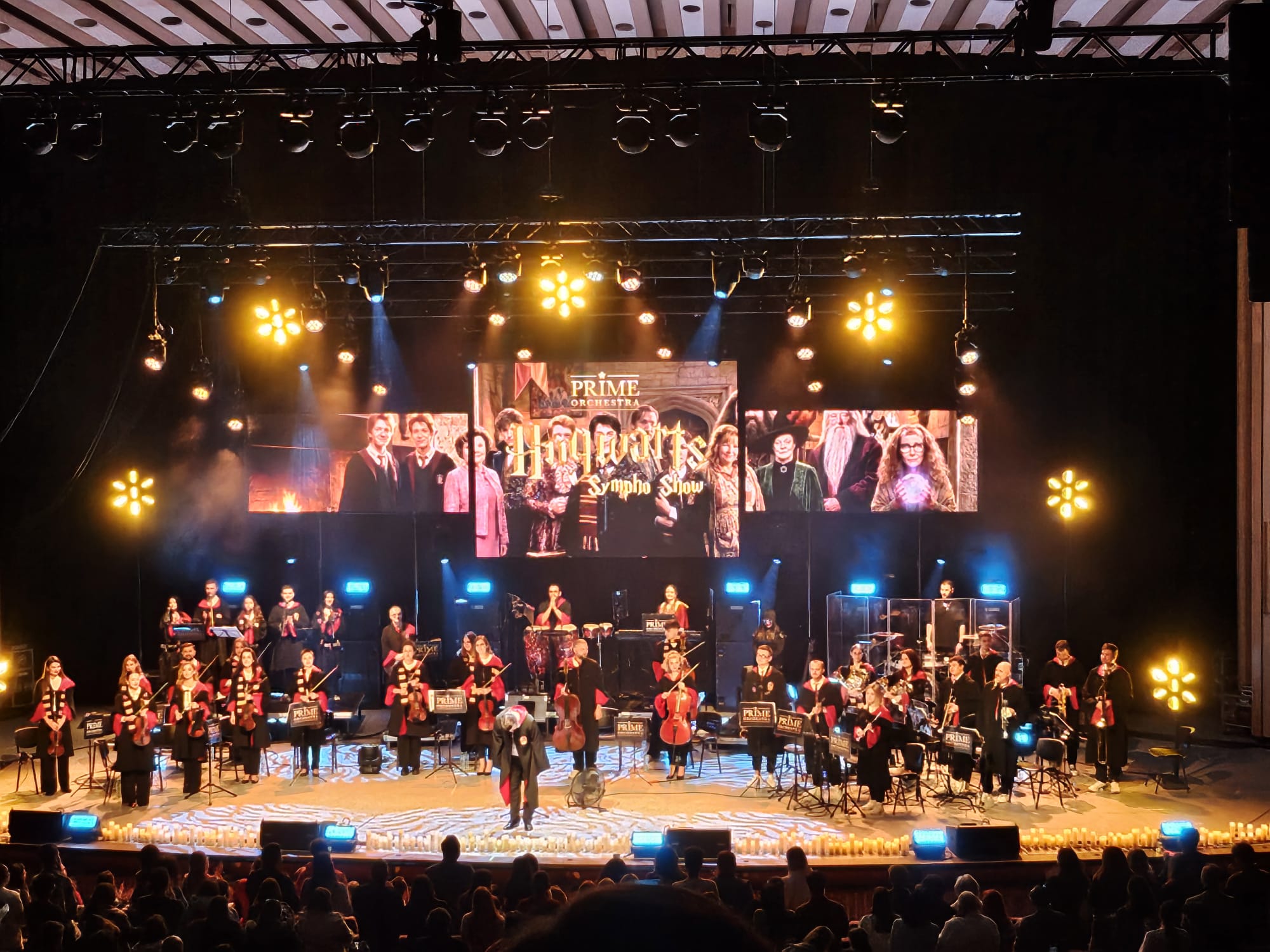 Симфо-шоу Хогвартса при свечах, вечер, когда музыка зажгла волшебство в Дворцовом зале.