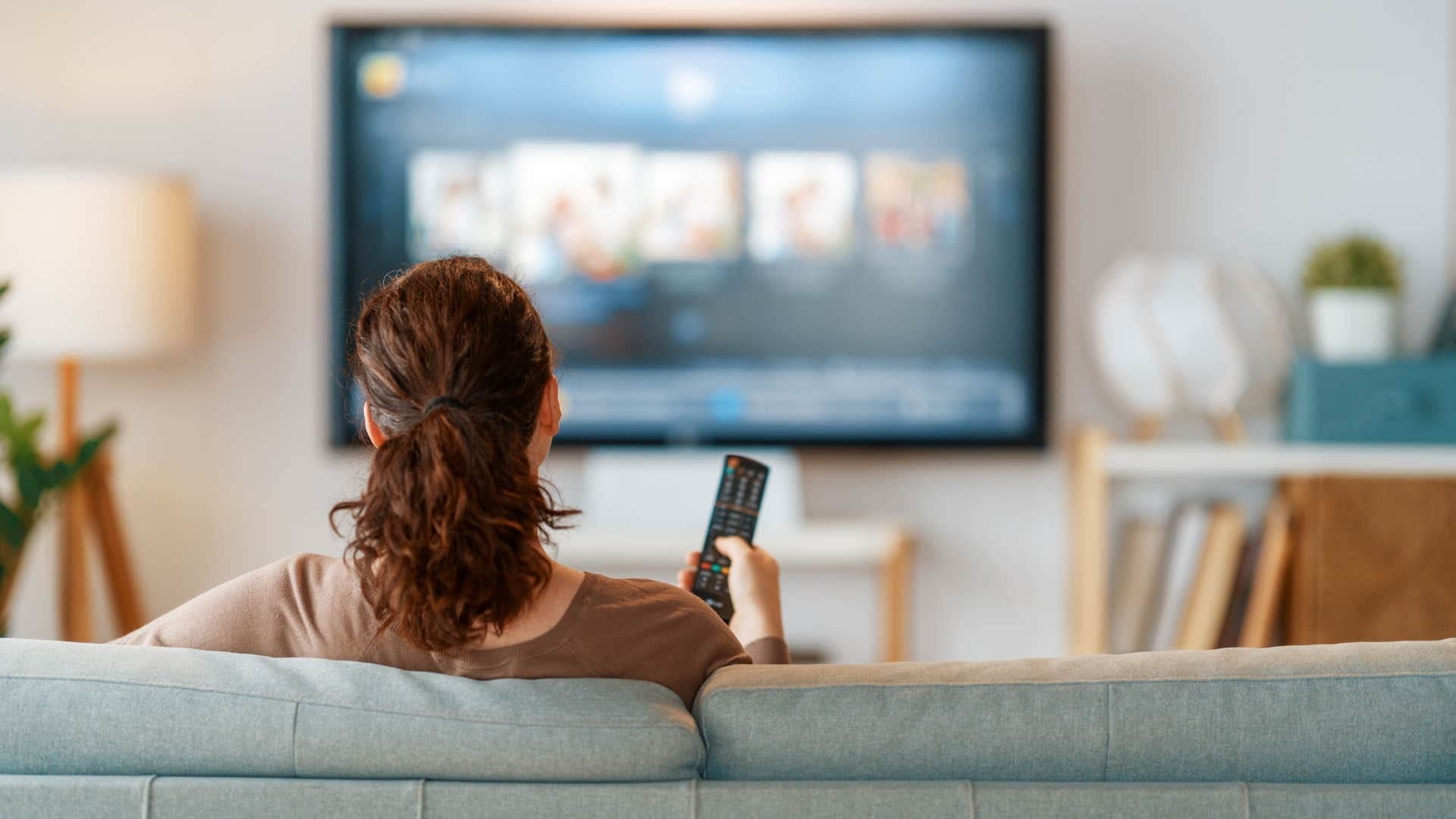 Недавнее исследование показало, что зависимость от сериалов и телепрограмм все чаще ассоциируется с одиночеством.