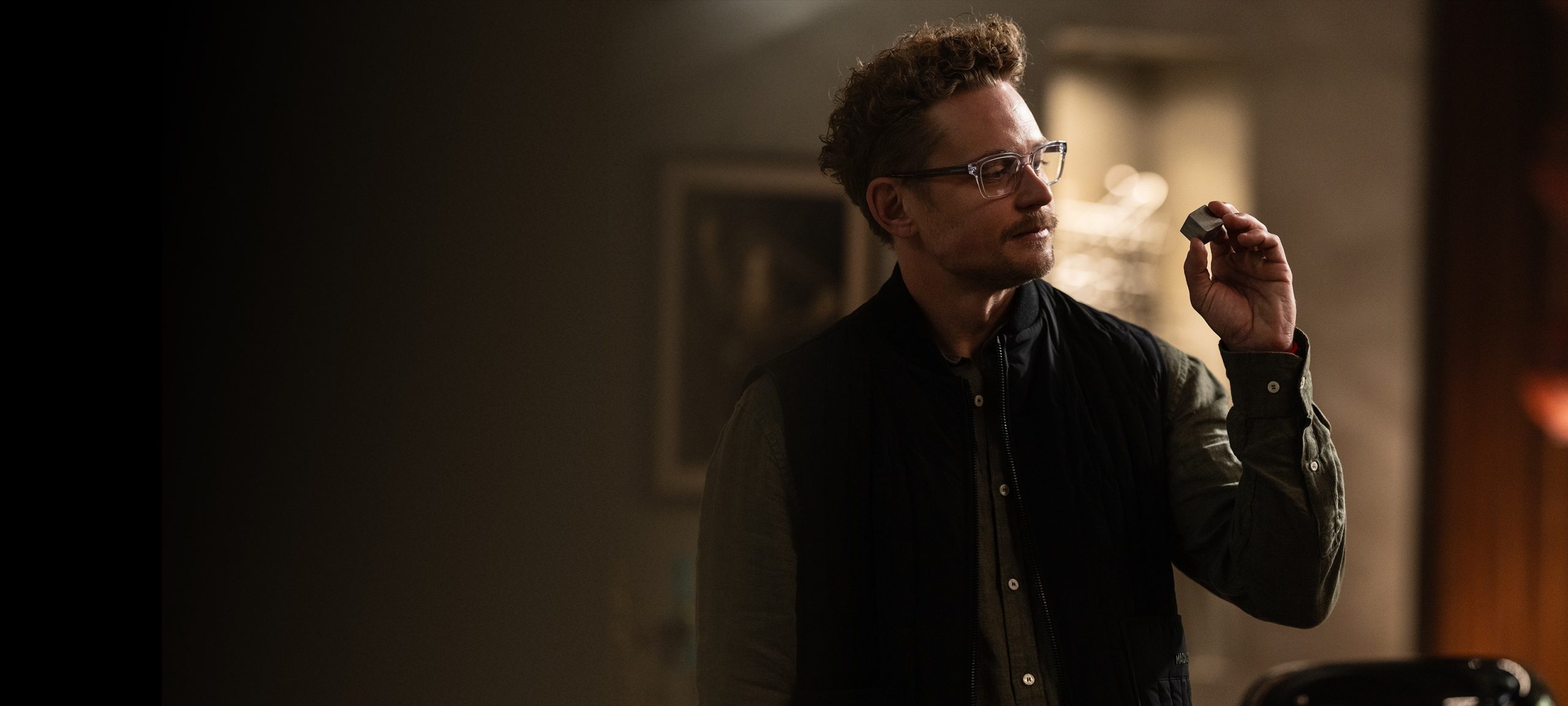 мрачная комедия с искусственным интеллектом, терапией и людьми, которые думают, что заново изобретают мир