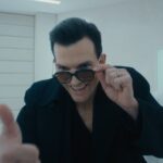 почему новый сериал Райана Мерфи напоминает «гламурную» версию боди-хоррора Деми Мур