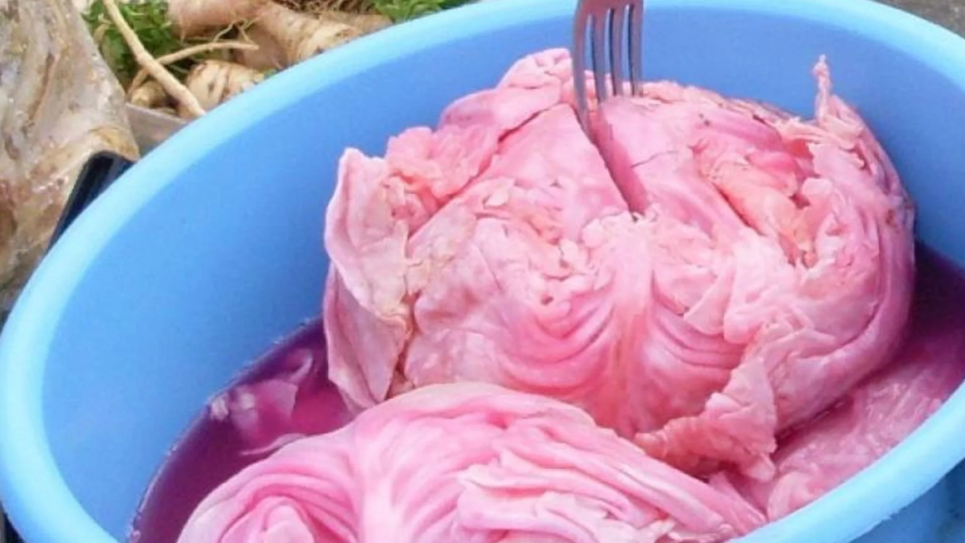 Что делать, если пересолили квашеную капусту