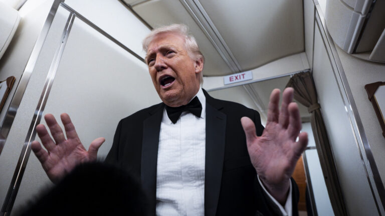 Безумное заблуждение Трампа по поводу экономики: Все прекрасно, но это не так и он не знает почему (ВИДЕО)