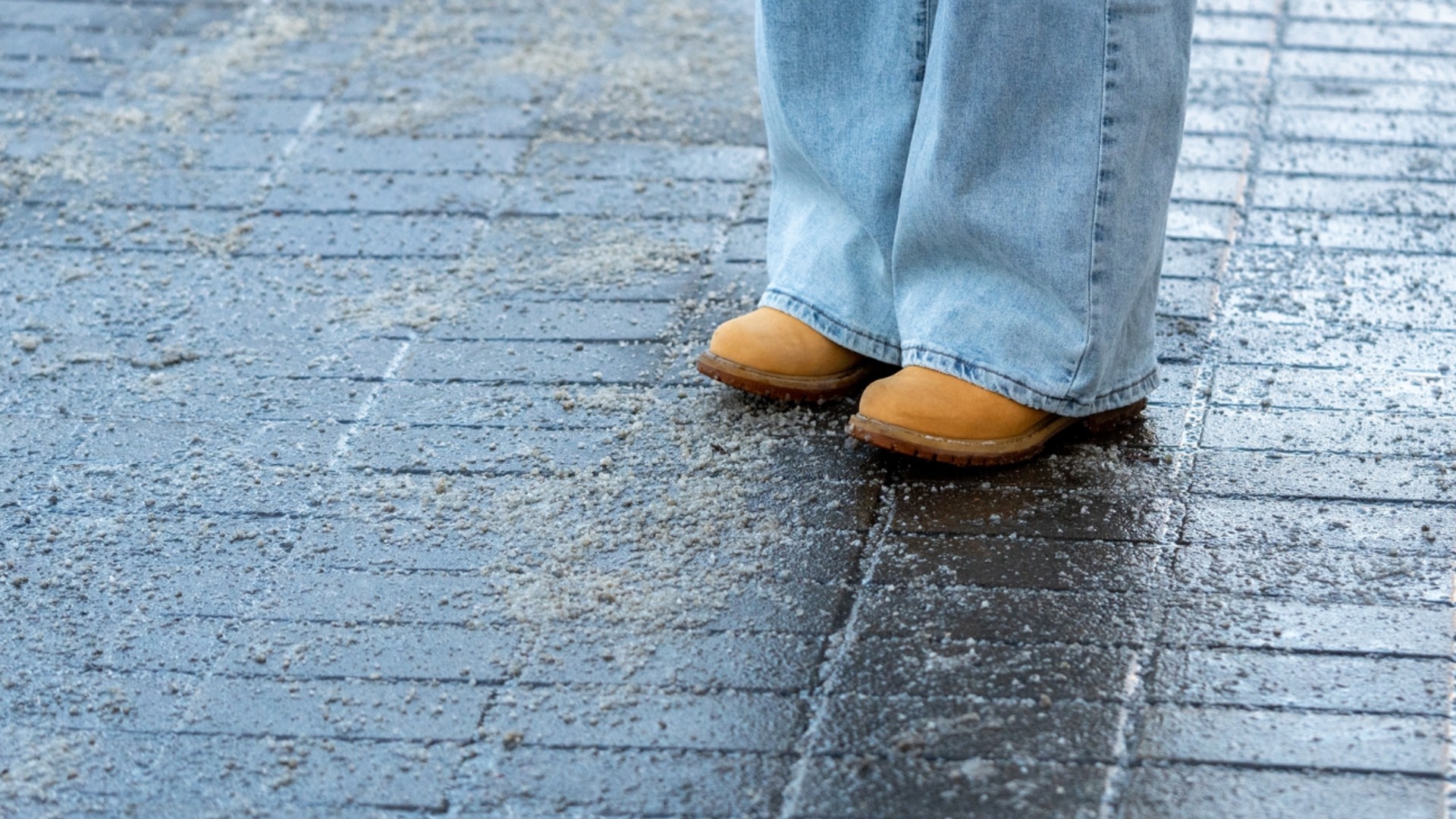 Вылейте это на тротуар и ступеньки: действует лучше, чем песок и соль, и НЕ причиняет вреда.