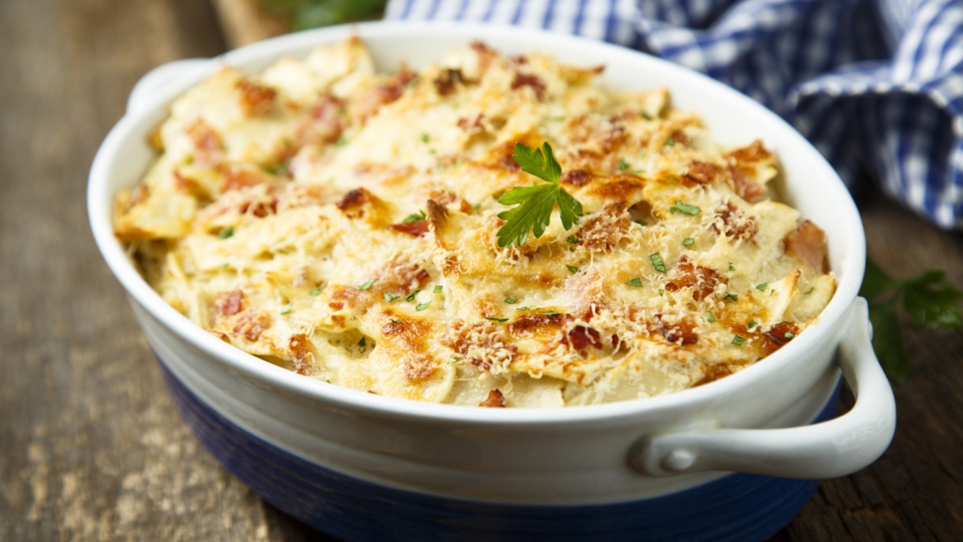 Эта сытная зимняя запеканка согреет вас холодными вечерами.