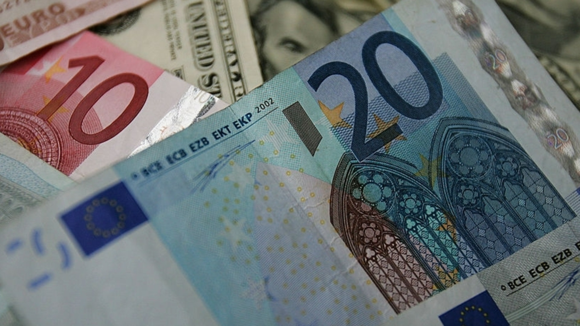 Курс евро не наблюдался уже месяц