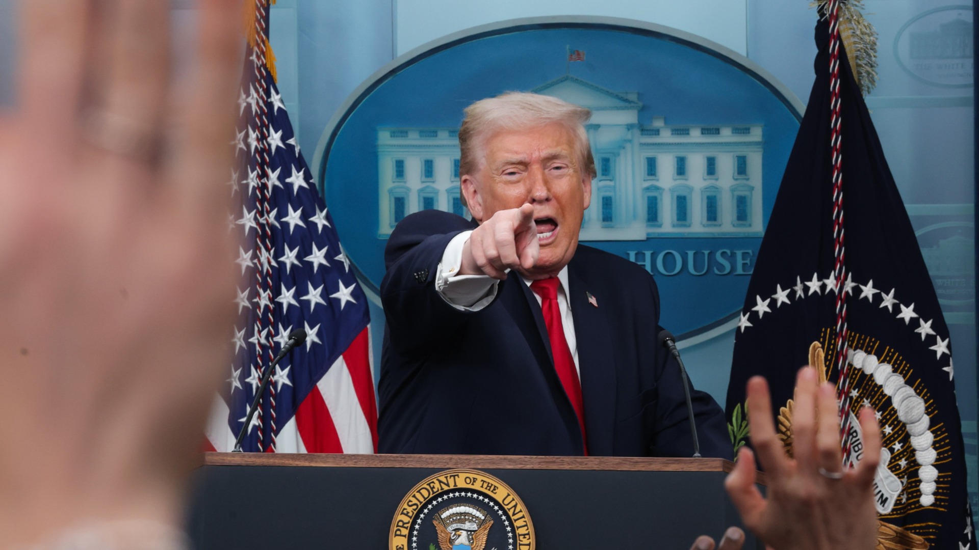 Трамп подписал пакет законов о бюджетных расходах