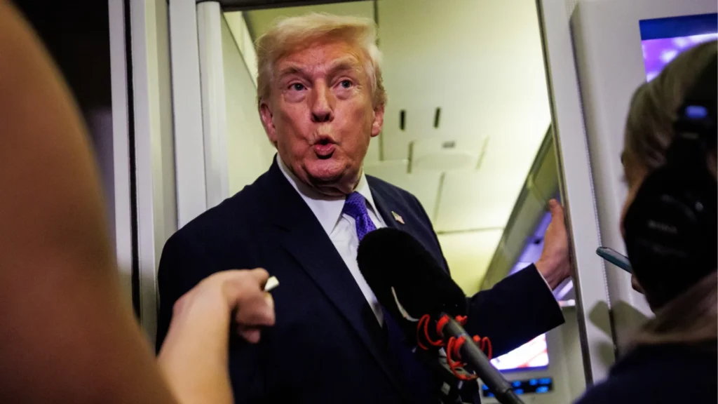 «Их премьер-министр был очень агрессивен»: Трамп поднял тарифы для страны без премьер-министра (ВИДЕО)