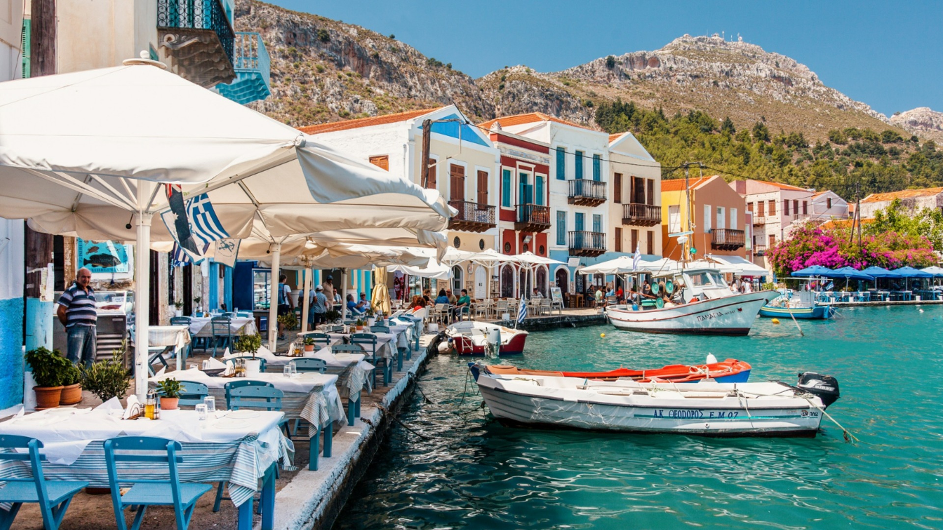 Именно столько достигла средняя зарплата в Греции