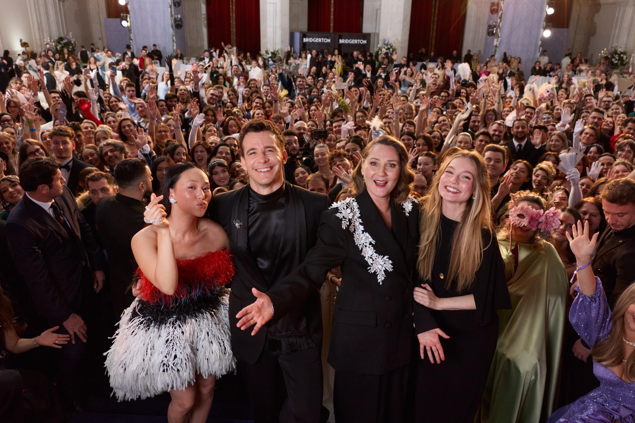 Бриджертономания покорила Бухарест на балу-маскараде во Дворце Парламента. Звезды сериала, присутствовавшие на мероприятии, организованном Netflix