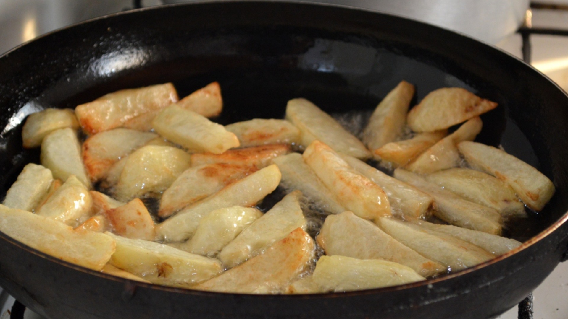 Картошка фри больше не будет прилипать к сковороде — попробуйте этот трюк со льдом.