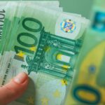 Евро остается выше психологического уровня по отношению к доллару