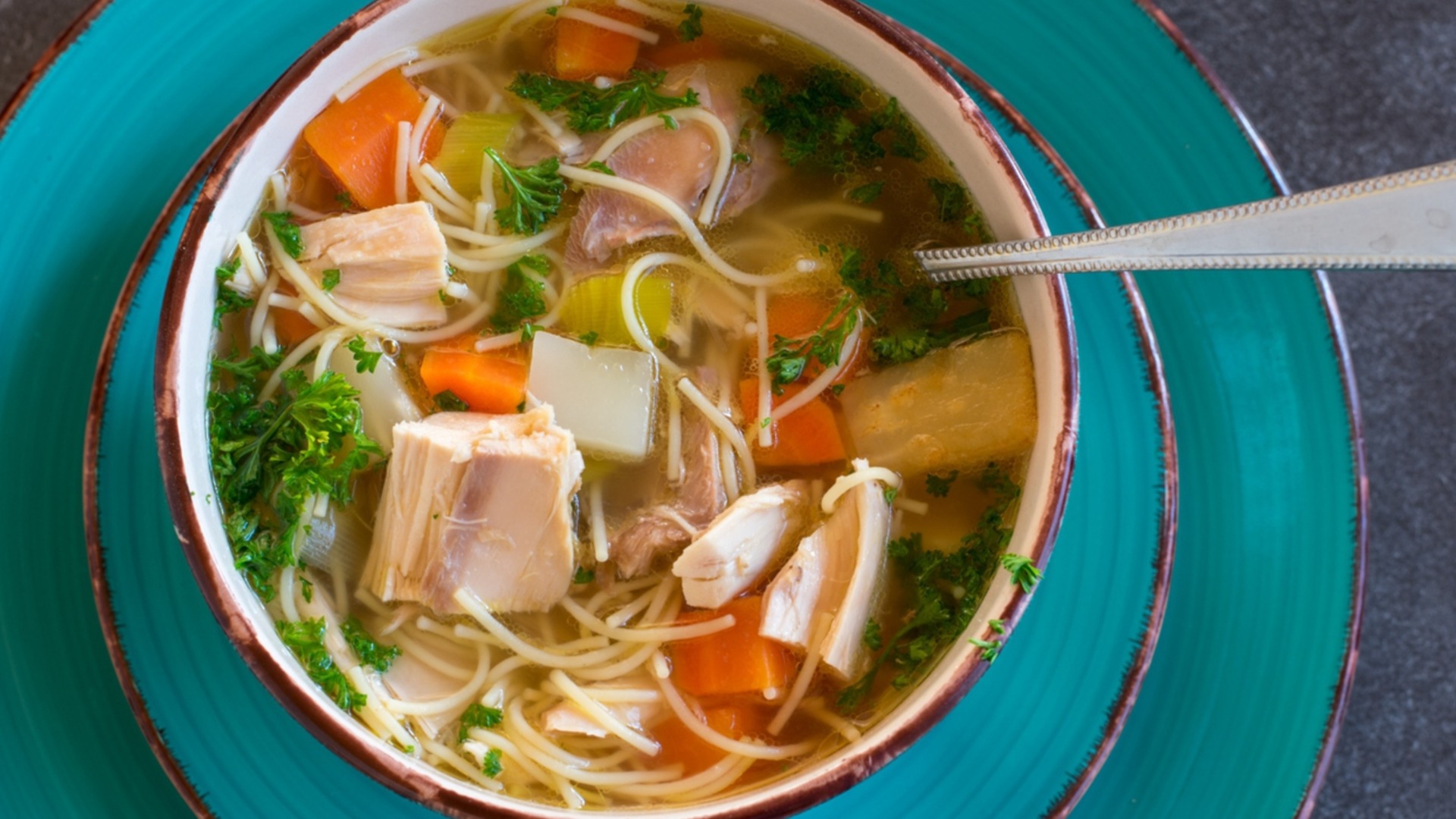 Этот домашний куриный суп с рисом идеален для холодных осенних вечеров.